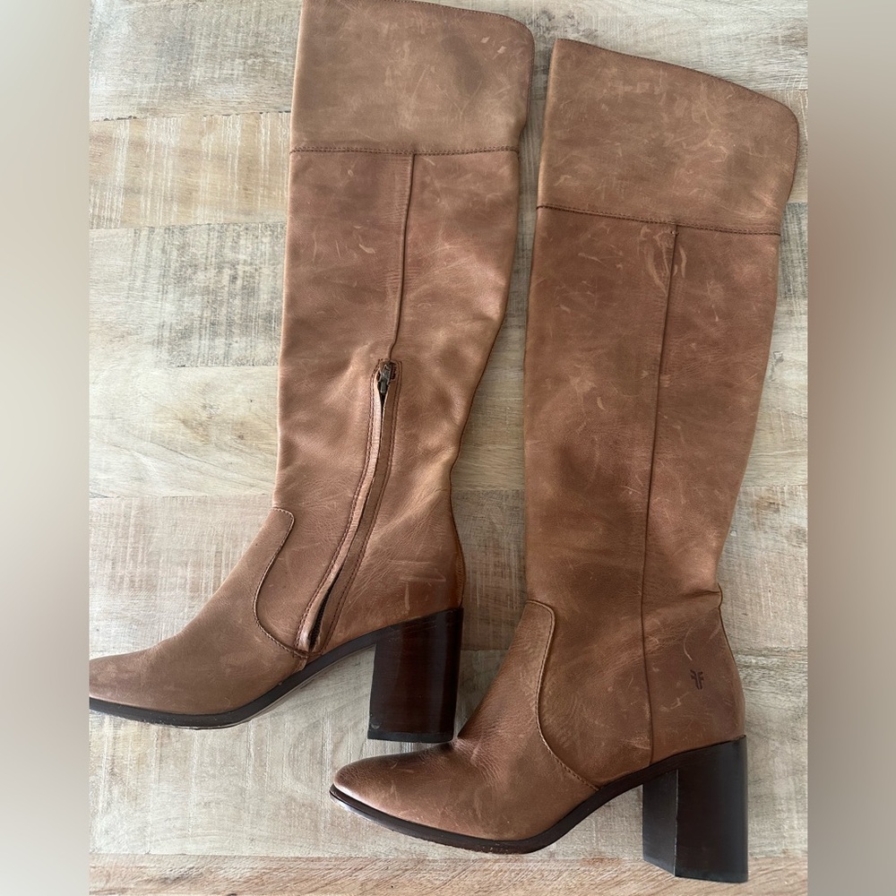 FRYE BOOTS IN DISTRESSED WARM BROWN SIZE 7.5